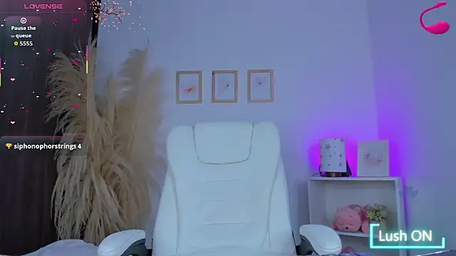 Snapshot of shannel_moss__ chatting on November 13, 11:14 pm shannel moss online show from November 13, 11:14 pm