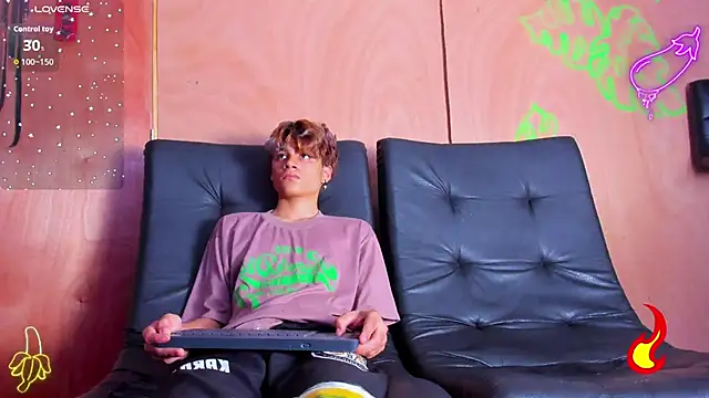 Snapshot of spicy_adonhis chatting on November 18, 12:31 pm spicy adonhis online show from November 18, 12:31 pm