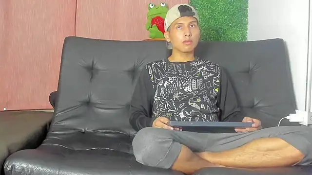 Snapshot of spicy_adonhis chatting on November 23, 9:20 am spicy adonhis online show from November 23, 9:20 am