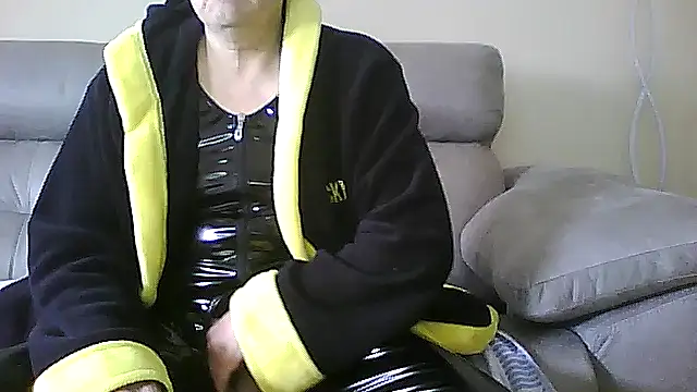 Snapshot of geli45 chatting on April 12, 10:09 am geli45 online show from April 12, 10:09 am