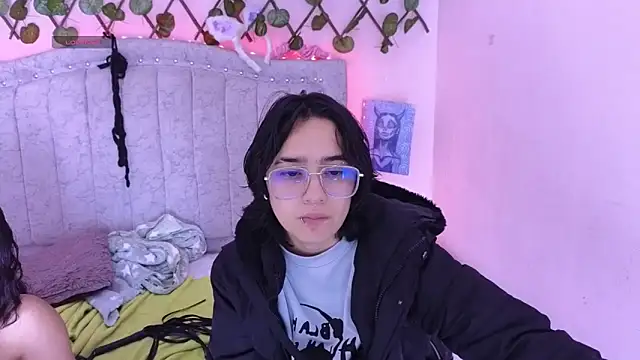 Snapshot of katalinathxandbritney1 chatting on September 9, 10:53 pm katalinathxandbritney1 online show from September 9, 10:53 pm