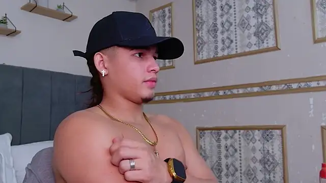 Snapshot of Riky_Strong chatting on November 5, 3:28 am Riky Strong online show from November 5, 3:28 am