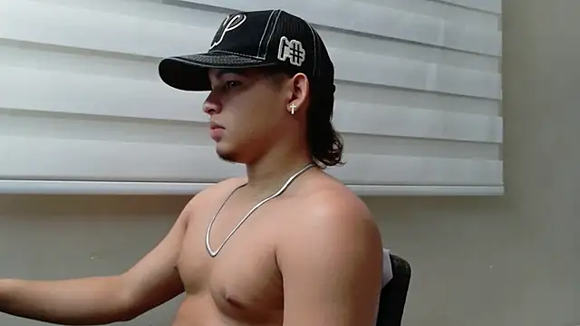 Snapshot of Riky_Strong chatting on November 14, 3:49 am Riky Strong online show from November 14, 3:49 am