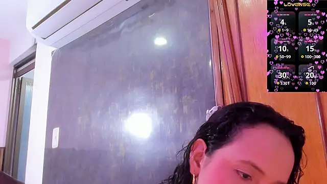 Snapshot of dalia_roses chatting on May 22, 11:54 pm dalia roses online show from May 22, 11:54 pm