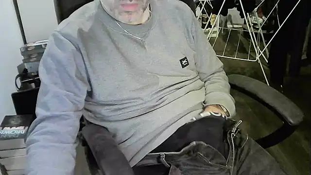 Snapshot of Chrisprngr chatting on January 12, 9:42 pm Chrisprngr online show from January 12, 9:42 pm