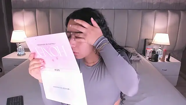 BellaSwwan online show from December 2, 1:28 pm