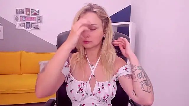 LilFleurish online show from June 23, 4:32 am