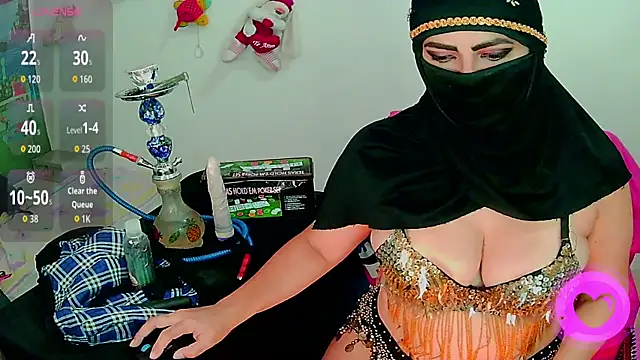 Snapshot of SultanaLayla chatting on May 7, 8:25 pm SultanaLayla online show from May 7, 8:25 pm