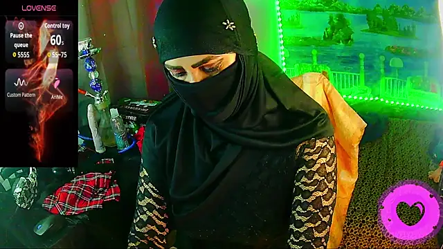 Snapshot of SultanaLayla chatting on July 3, 8:26 pm SultanaLayla online show from July 3, 8:26 pm