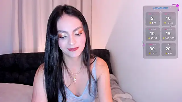 sarah saenz  online show from April 28, 5:56 am