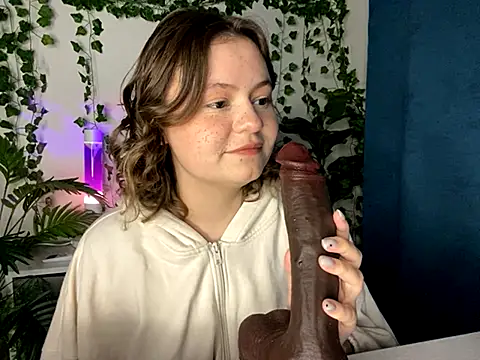 Snapshot of MoonIvy_ chatting on November 21, 6:17 pm MoonIvy online show from November 21, 6:17 pm