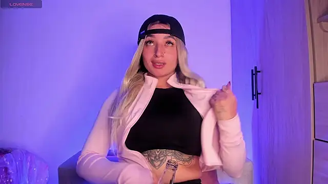 Snapshot of scarlett_Collinss chatting on October 5, 2:32 am scarlett Collinss online show from October 5, 2:32 am