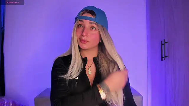 Snapshot of scarlett_Collinss chatting on November 20, 4:45 am scarlett Collinss online show from November 20, 4:45 am