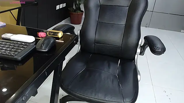 Snapshot of VioletLux chatting on December 4, 12:42 am VioletLux online show from December 4, 12:42 am