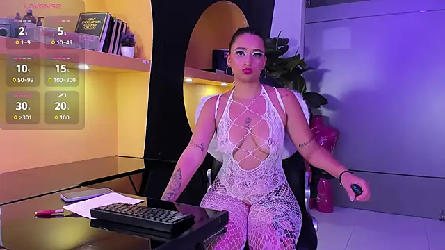 Snapshot of Bela_Jones chatting on November 9, 4:11 am Bela Jones online show from November 9, 4:11 am