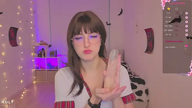 Snapshot of bananasgirl chatting on November 9, 6:44 am bananasgirl online show from November 9, 6:44 am