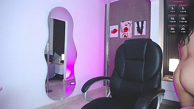 Snapshot of Dulcerose_01 chatting on October 15, 4:45 am Dulcerose 01 online show from October 15, 4:45 am