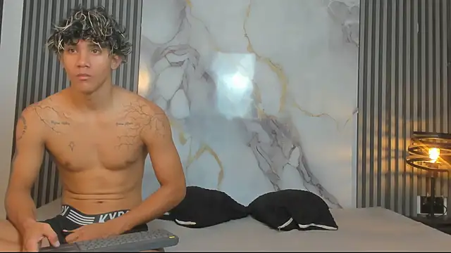 Snapshot of RihanandDrake chatting on September 13, 3:39 am RihanandDrake online show from September 13, 3:39 am