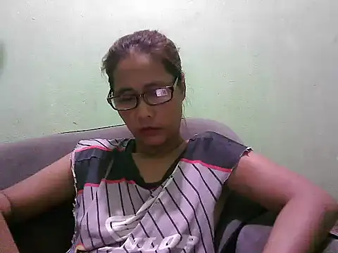 Snapshot of HotLadyPinay32 chatting on July 10, 9:12 am HotLadyPinay32 online show from July 10, 9:12 am