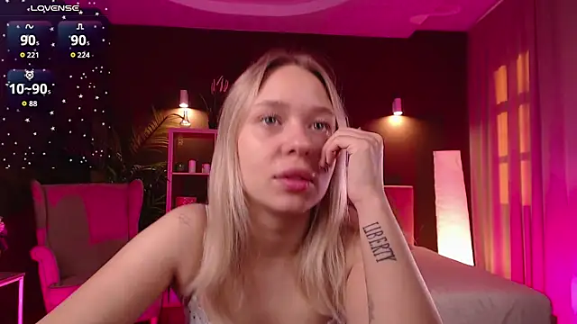 Snapshot of Pooja_Hegde chatting on September 27, 1:10 am Pooja Hegde online show from September 27, 1:10 am