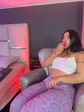BellaFernandez   online show from June 25, 1:04 pm