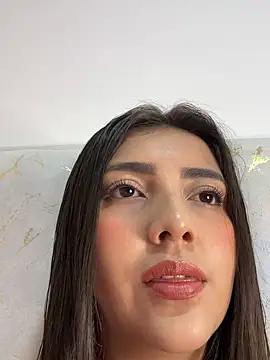 Snapshot of Lupe_19 chatting on October 19, 11:38 pm Lupe 19 online show from October 19, 11:38 pm