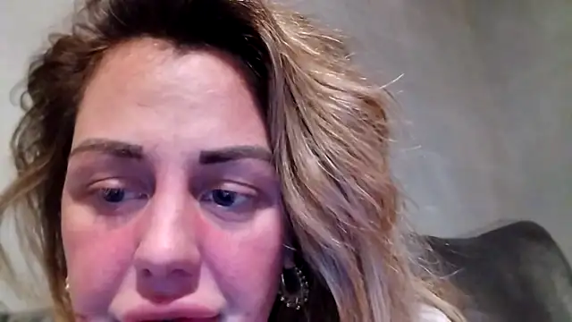 Snapshot of Sophrob96x chatting on September 10, 4:23 am Sophrob96x online show from September 10, 4:23 am