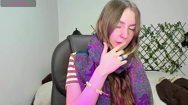 velvet  moon online show from February 12, 11:00 pm