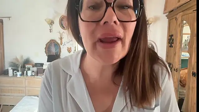 Snapshot of _Melia_ chatting on June 1, 6:37 am Melia online show from June 1, 6:37 am