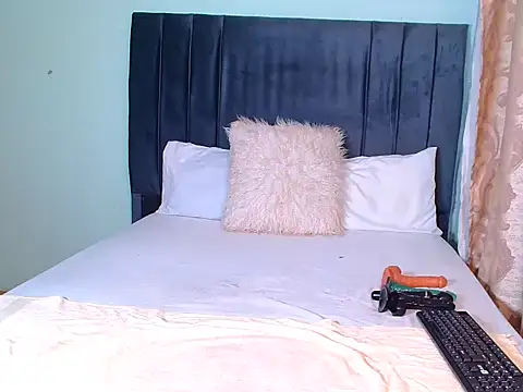 Snapshot of KINKYBOOTI22 chatting on December 14, 2:17 am KINKYBOOTI22 online show from December 14, 2:17 am