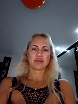 Snapshot of KissMiSveet chatting on November 4, 6:12 am KissMiSveet online show from November 4, 6:12 am