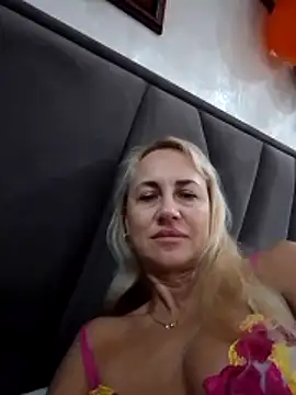 Snapshot of KissMiSveet chatting on November 6, 8:21 pm KissMiSveet online show from November 6, 8:21 pm