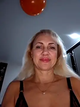 Snapshot of KissMiSveet chatting on November 7, 7:03 pm KissMiSveet online show from November 7, 7:03 pm