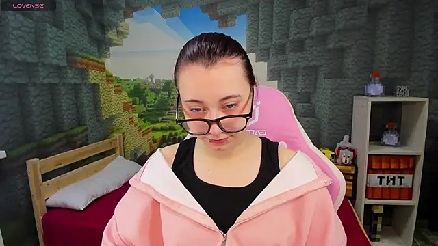 Snapshot of ClaraParks chatting on December 3, 8:18 pm ClaraParks online show from December 3, 8:18 pm