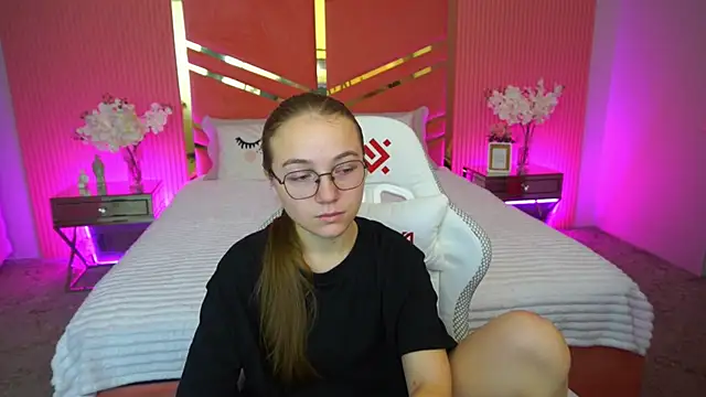 ArrinaWairr online show from October 8, 7:50 am