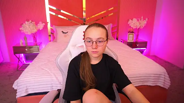 ArrinaWairr online show from October 9, 7:39 am