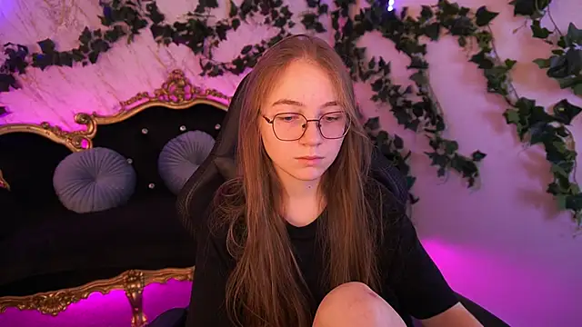 ArrinaWairr online show from October 17, 8:06 am