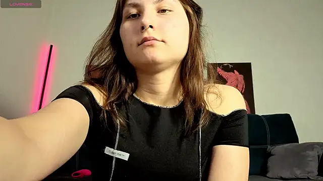 Snapshot of TrixiBell chatting on May 13, 4:21 am TrixiBell online show from May 13, 4:21 am