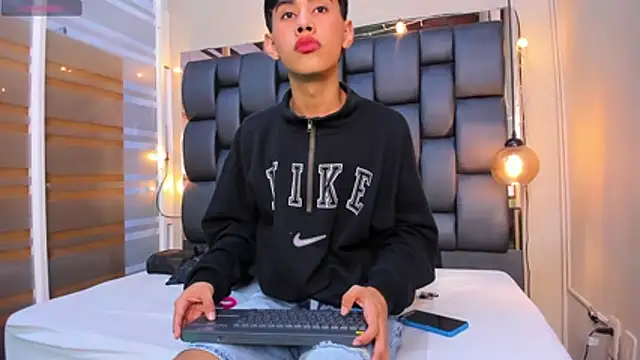 Snapshot of Jim_twink chatting on November 4, 7:35 pm Jim twink online show from November 4, 7:35 pm