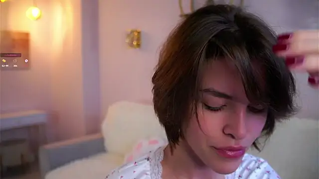 Snapshot of EleneButton chatting on October 4, 1:25 am EleneButton online show from October 4, 1:25 am