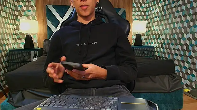 Snapshot of Aiden_Royce chatting on September 14, 9:36 pm Aiden Royce online show from September 14, 9:36 pm