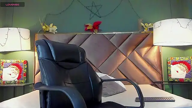 Snapshot of Aiden_Royce chatting on December 14, 5:57 am Aiden Royce online show from December 14, 5:57 am