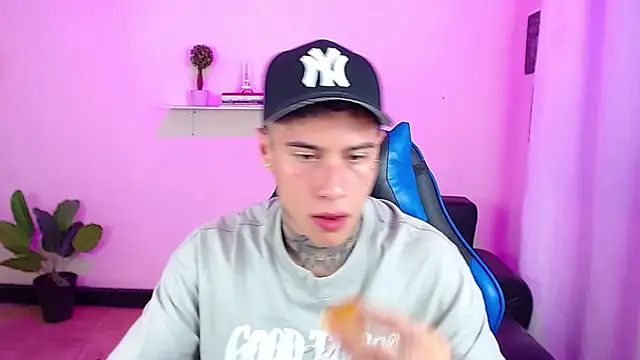 Snapshot of setthomas chatting on November 7, 3:12 pm setthomas online show from November 7, 3:12 pm