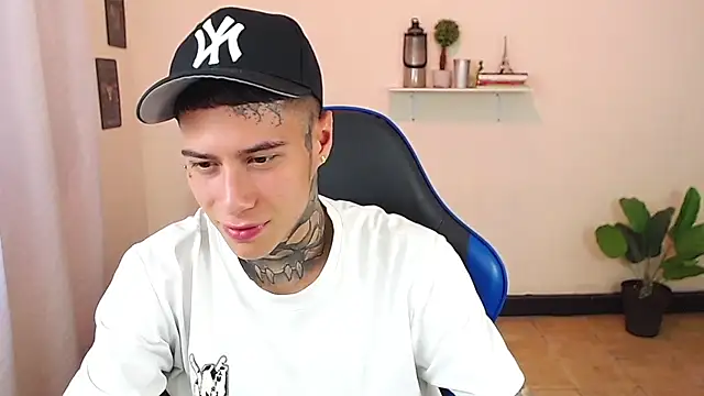 Snapshot of setthomas chatting on December 15, 10:03 pm setthomas online show from December 15, 10:03 pm