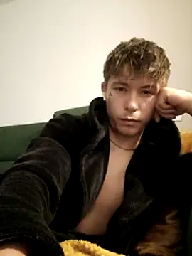 Snapshot of cameron334 chatting on November 13, 2:21 am cameron334 online show from November 13, 2:21 am