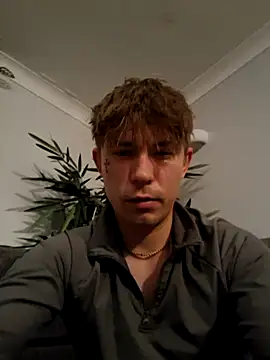 Snapshot of cameron334 chatting on June 5, 1:01 am cameron334 online show from June 5, 1:01 am
