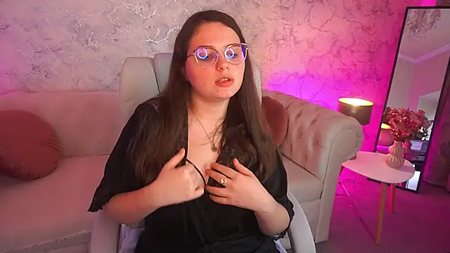 Snapshot of SophieDreamss chatting on November 10, 3:00 pm SophieDreamss online show from November 10, 3:00 pm