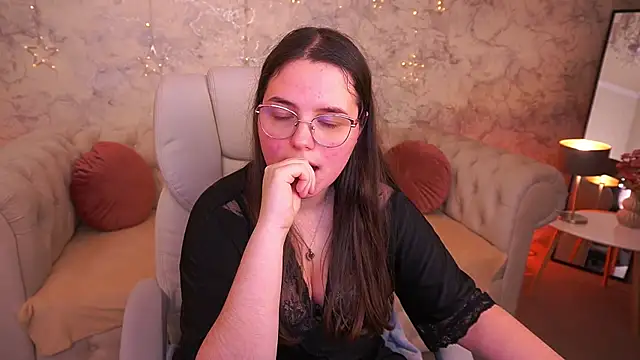 Snapshot of SophieDreamss chatting on February 6, 11:08 pm SophieDreamss online show from February 6, 11:08 pm