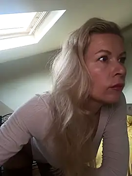 Snapshot of Julia_Giulia chatting on October 25, 4:53 am Julia Giulia online show from October 25, 4:53 am