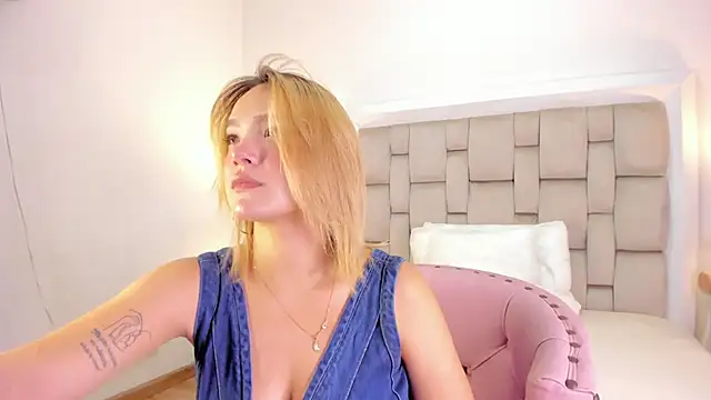 Snapshot of frehia_dimou chatting on May 17, 11:50 am frehia dimou online show from May 17, 11:50 am